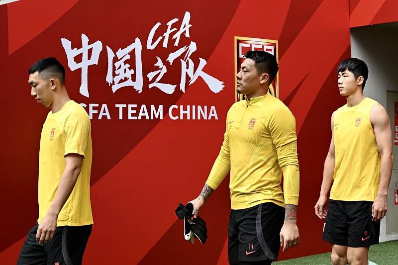 只见他们神情紧绷，被各色人团团围住，仿佛想要凭借自己的力量冲出重围